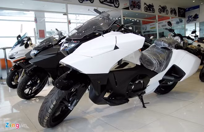 Honda NM4-02 có hai màu tùy chọn là màu đen mờ và màu trắng ngọc trai.