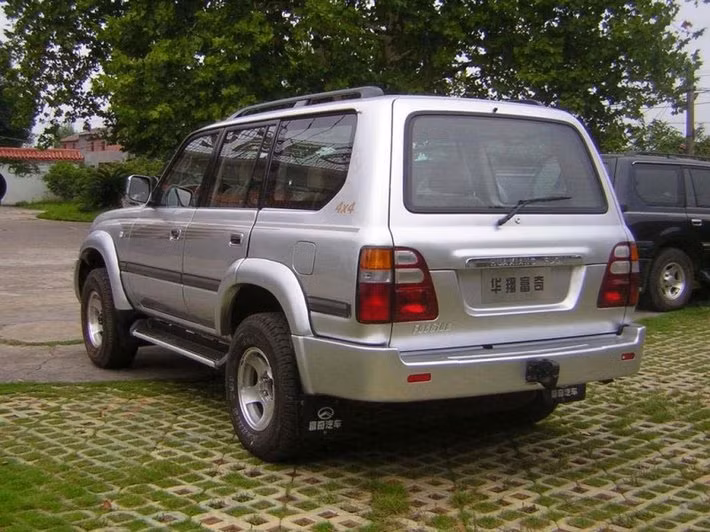 Nếu không nhìn tên xe thì nhiều người lầm tưởng đây là Land Cruiser bởi diện mạo quá giống với xe của hãng Toyota.