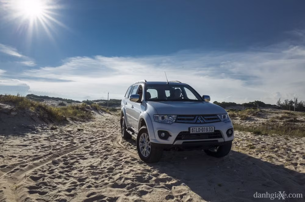 Mitsubishi Pajero Sport ghi điểm người tiêu dùng nhờ kiểu dáng xe hiện đại và bắt mắt. Không gian bên trong xe rộng rãi kể cả hàng ghế thứ 3 phù hợp để chở 7 người. Cảm giác lái của xe tốt cùng các trang bị và tình năng cao cấp. Xe có giá bán từ 835 triệu đến 1,02 tỷ đồng.