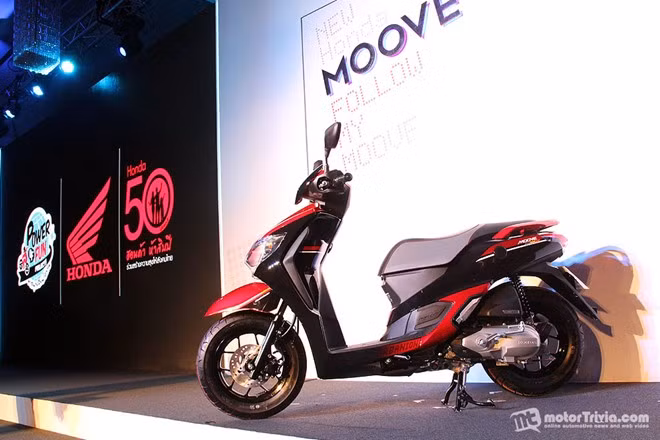 Moove là mẫu xe tay ga mới nhất của Honda tại thị trường Thái Lan. Đối tượng khách hàng mà hãng xe Nhật Bản hướng tới là những người trẻ tuổi, năng động và ưa thích sự hiện đại, cá tính.