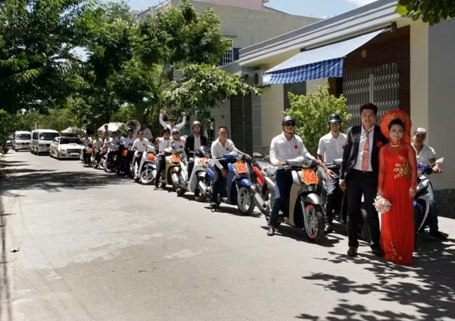 Đoàn xe rước dâu này trong đám cưới của một thành viên câu lạc bộ Đà Nẵng SH Club. Hơn 20 chiếc xe tay ga Honda SH tham gia. Loạt xe này chủ yếu đời 2012, sản xuất trong nước bên cạnh một số chiếc khác độ nhẹ nhàng.