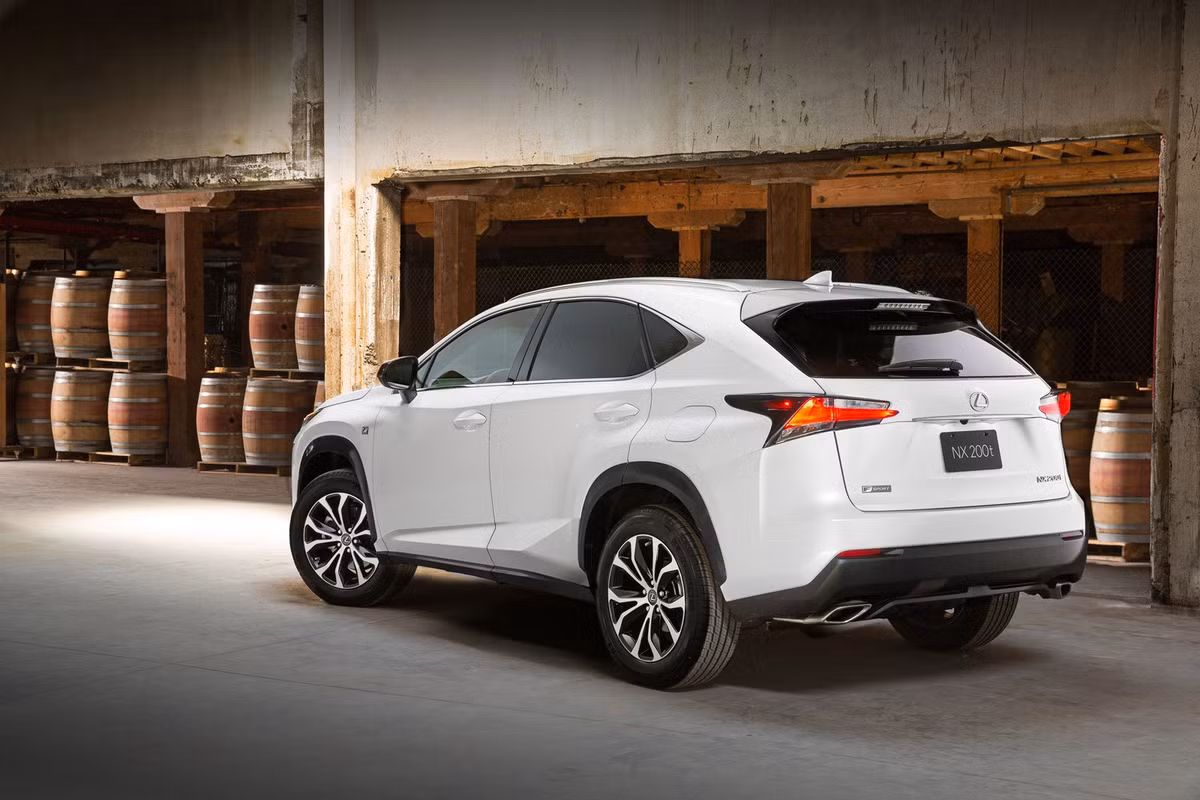 Là mẫu xe đàn em của RX350, Lexus NX200t nằm trong phân khúc Crossover cỡ nhỏ sở hữu kích thước tổng thể dài x rộng x cao tương ứng 4.630 x 1.845 x 1.645 (mm) chiều dài cơ sở của xe đạt 2.660 mm.