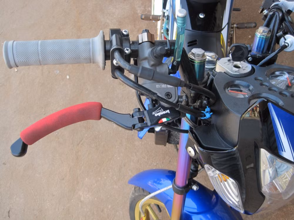 Đi cùm tay thắng Brembo và cùm dây ga đôi.