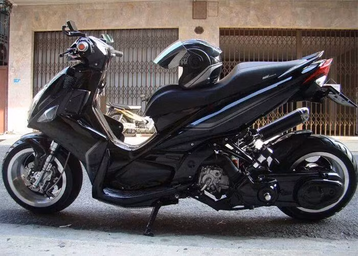 Chiếc xe Yamaha Nouvo LX của một dân chơi Thái Lan được độ lại với dàn áo full đen từ đầu tới chân, được so sánh với Ninja sát thủ đầy bí ẩn. Chiếc xe Yamaha Nouvo LX của một dân chơi Thái Lan được độ lại với dàn áo full đen từ đầu tới chân, được so sánh với Ninja sát thủ đầy bí ẩn.