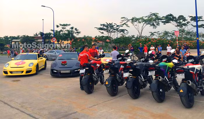 Buổi lễ quy tụ dàn mô tô phân khối lớn và siêu xe thuộc hàng đỉnh đắt tiền tại Việt Nam.