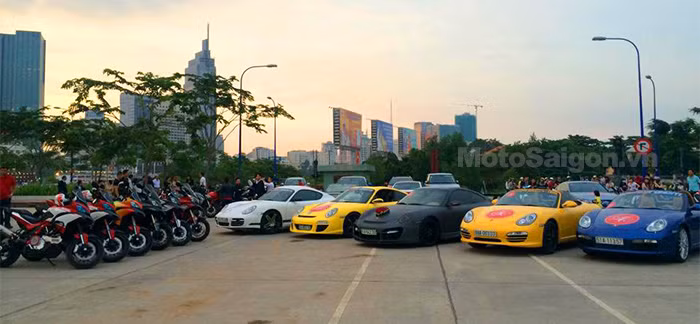Đội hình Ducati MultiStrada và dàn siêu xe Porsche.