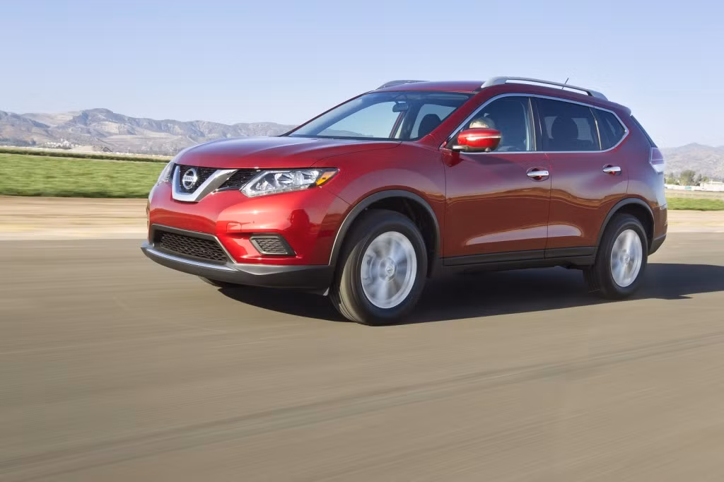 Nissan Rogue được trang bị động cơ 2.5 lít 4 xi-lanh cho bản tiêu chuẩn cho công suất 170 mã lực. Nissan vừa giới thiệu một bản mới tiết kiệm nhiên liệu hơn của dòng xe Rogue, chiếc xe sẽ được bán ra vào đầu năm 2015. Chiếc Nissan Rogue cần 9,0 lít xăng để đi được 100 km đường phố và 7,1 lít xăng để đi được 100 km đường trường.