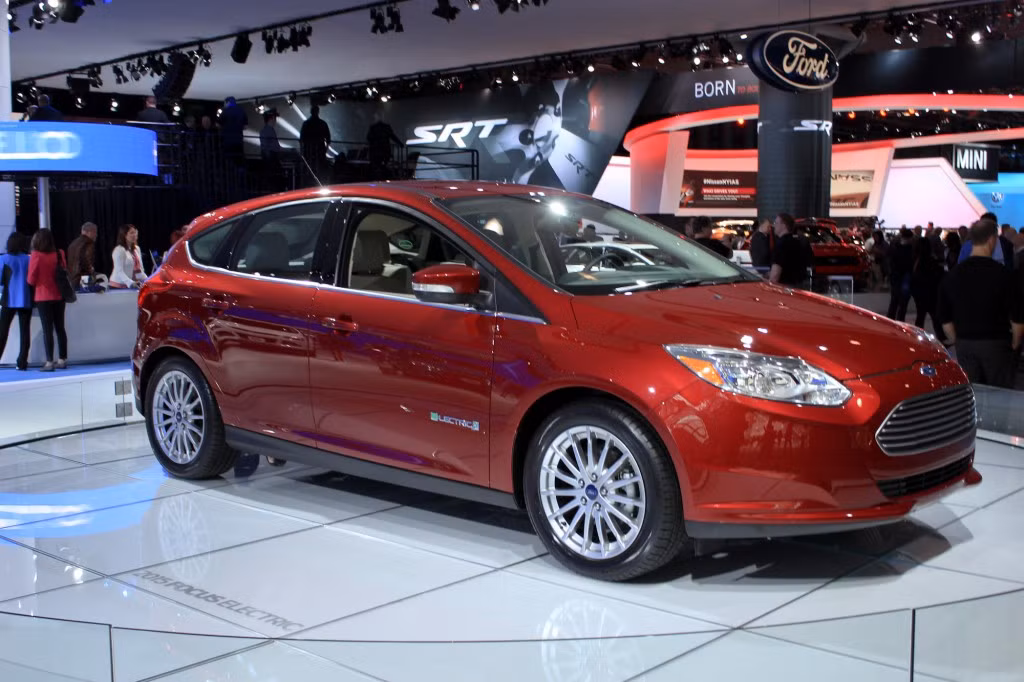 Nhưng không phải vì thế mà Focus Electric 2015 không đáp ứng lòng mong đợi của người hâm mộ. Xe được tích hợp thêm nhiều trang bị tiêu chuẩn và hiện đại hơn.