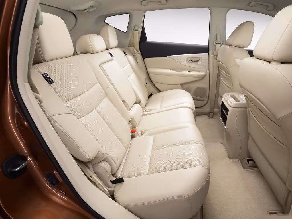 Murano mới được trang bị ghế cao cấp Zero Gravity. Thêm vào đó, đây là lần đầu tiên Nissan sử dụng công nghệ thiết kế ba đệm cho hàng ghế sau. Ghế trước tích hợp hệ thống điều hòa (sưởi và làm mát). Ghế sau được trang bị hệ thống sưởi Quick Comfort mới nhất.