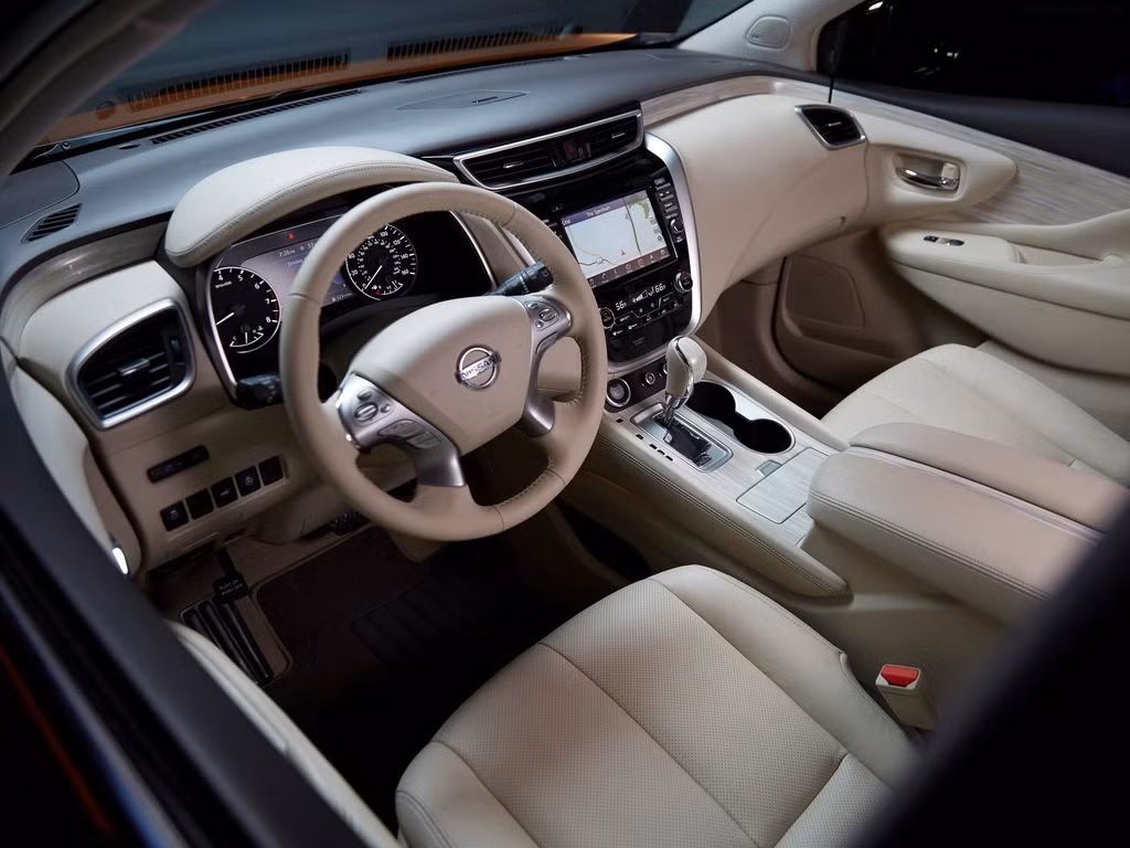 Nissan Murano mới được trang bị màn hình thông tin giải trí cảm ứng 8.0 inch đặt ở giữa cùng với một màn hình Nissan Advanced Drive-Assist Display 7.0 inch. Hệ thống điều khiển âm thanh của xe được nâng cấp, tích hợp nhiều tính năng mới và được chia sẻ công nghệ từ hai "người anh em" Altima và Pathfinder.