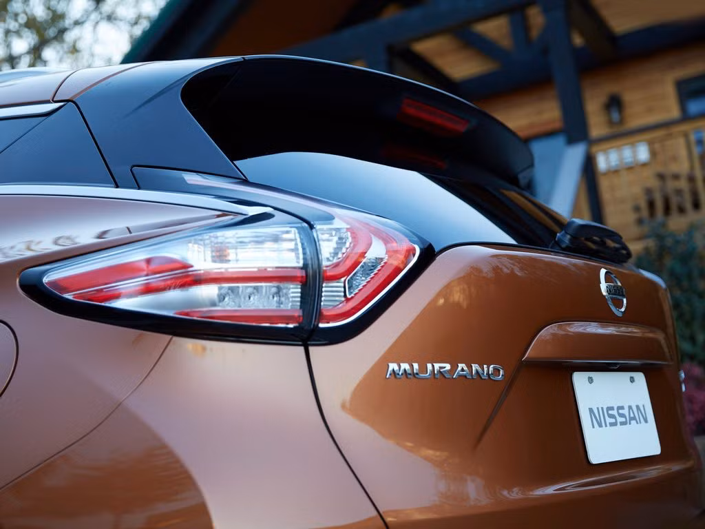 Nissan Murano mới còn được trang bị tùy chọn đèn pha LED (tiêu chuẩn trên phiên bản Platinum), tích hợp hệ thống đèn chạy ban ngày. Công nghệ đèn pha này mang lại hiệu suất ánh sáng cao, chất lượng tốt hơn nhưng khối lượng giảm đáng kể (so với đèn Halogen và Xenon).