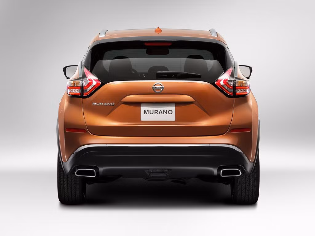 Ngoại thất xe nổi bật với cụm đèn pha và đèn hậu kiểu Boomerang, giống như trên chiếc Nissan 370Z. Họa tiết bên trong hai cụm đèn này cũng được thiết kế sắc xảo, tinh tế hơn, tạo cảm giác như dòng chảy không khí và làm nổi bật hình dáng Boomerang độc đáo.