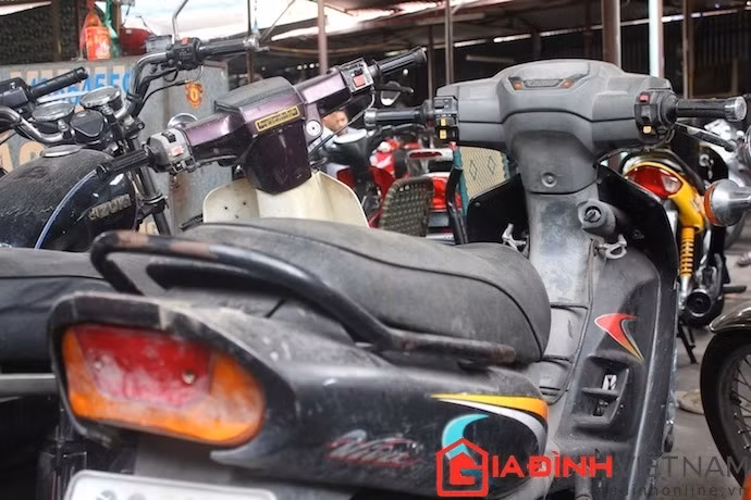 Còn chiếc Viva này không biết đang chờ đợi đến lượt làm "thẩm mỹ" hay các chủ cửa hàng xe đã "bỏ rơi" nó. Lớp bụi dày theo thời gian cộng với các bộ phận bằng kim loại đã han rỉ và dính đầy bùn đất do chưa được "mông má".