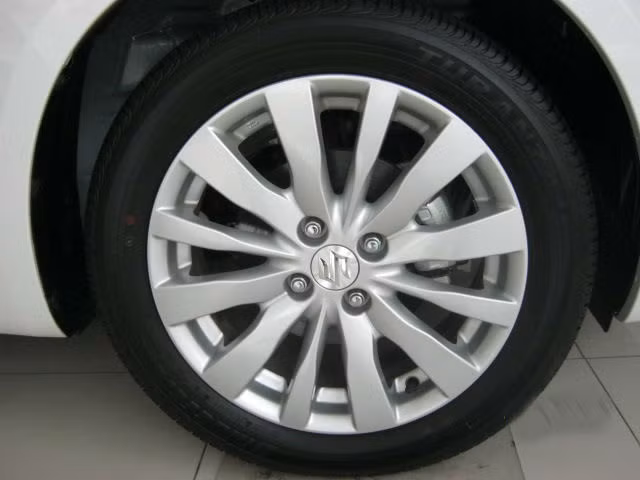 Về ngoạt thất, mẫu xe được trang bị kính chiếu hậu tích hợp đèn báo rẽ chỉnh điện và gập điện, đèn hậu được thiết kế kéo dài và bo tròn theo thân xe, đèn Pha lớn phản quang đa chiều, bánh xe hợp kim nhôm 16 inch.
