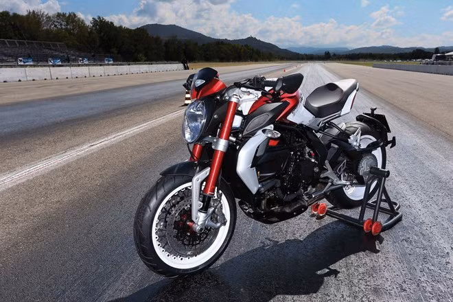 Brutale RR Dragster 800 nhận được 15% số phiếu bình chọn. Brutale RR Dragster 800 sở hữu những đường nét thiết kế khỏe khoắn. Cung cấp sức mạnh cho xe là khối động cơ 3 xi-lanh thẳng hàng, dung tích 798 phân khối, công suất 140 mã lực và mô-men xoắn cực đại 86 Nm.