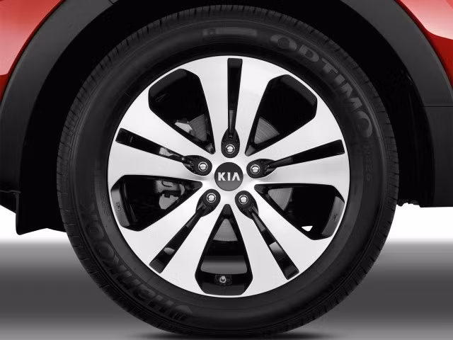 Mâm xe được làm bằng hợp kim nhôm với thiết kế không đổi.