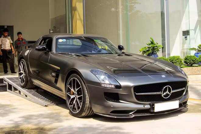 Ngày 18/10, nhân sự kiện khai trương một showroom xe sang ở quận 7, hàng loạt mẫu xe trị giá lên đến cả chục tỷ đồng cùng hội tụ. Nhưng nổi bật nhất là chiếc Mercedes-Benz SLS của nhà chồng diễn viên Tăng Thanh Hà.