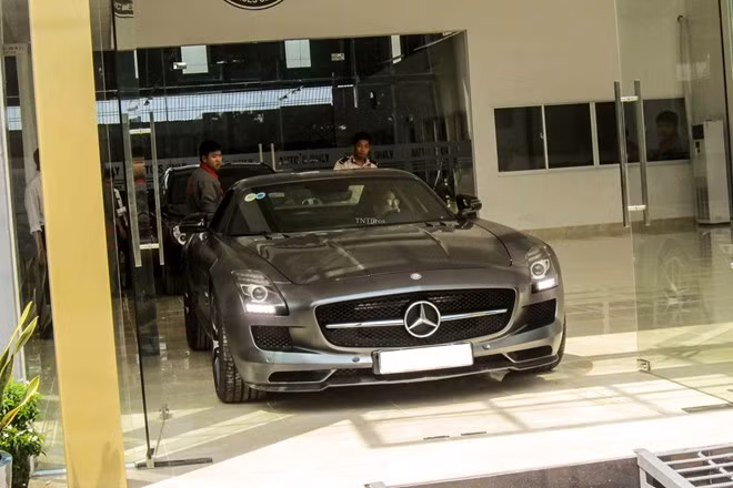 Tại Mỹ, một chiếc SLS AMG GT Final Editon có giá cơ sở 221.000 USD. Sau khi về Việt Nam, tính tất cả các khoản thuế, giá của chiếc xe trên dưới 14 tỷ đồng.