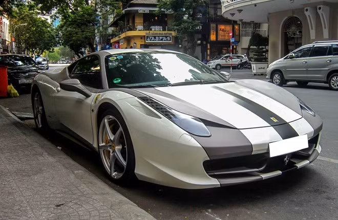 Thời gian gần đây, nhiều người nhìn thấy một chiếc 458 Italia mang màu sắc khá đặc biệt đậu tại trung tâm Sài Gòn. Theo tìm hiểu, đây chính là chiếc 458 màu trắng nhưng được dán lại decal lấy cảm hứng từ mẫu Porsche 997 GT3 Cub.