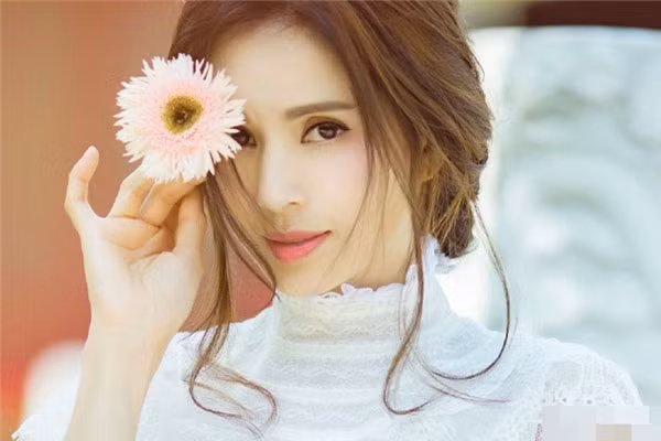 Phụ nữ xa hoa: Đàn ông ưa thích sự phóng khoáng, đàn bà lại ưa thích vẻ đẹp. Đây chính là bản tính của con người. Trong cuộc sống, có nhiều người phụ nữ thích trang điểm, ăn mặc lố lắng, như vậy cũng là điều dễ hiểu. 