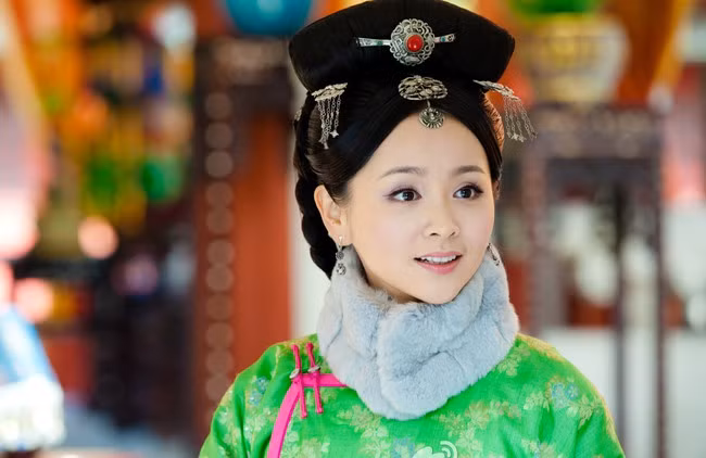 Đến năm Gia Khánh thứ 4, vào đúng Mùng 3 Tết, Hòa Hiếu mới 24 tuổi thì Hoàng đế Càn Long qua đời. Không lâu sau, gia đình nhà chồng nàng cũng gặp nhiều biến động. Hòa Hiếu vốn hiền lành và đã nhiều lần xin Hoàng đế Gia Khánh giảm án cho Hòa Thân. Nhà vua đã đáp ứng và cấp cho em gái mình một mức chu cấp hậu hĩnh. (Ảnh minh họa)