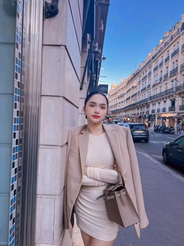 Huong Giang cam tui 600 trieu 'moi trom xoi' khien fan lo nom nop