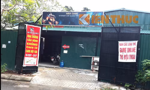 Theo ghi nhận của phóng viên Kiến Thức ngày 28/10 trên địa bàn phường Yên Hòa vẫn tồn tại rất nhiều các cơ sở kinh doanh trên đất các dự án. Ngay trên con đường Trần Kim Xuyến thuộc khu đô thị Yên Hòa, hàng nghìn m2 đất thuộc hai lô A2 và E2 đang được tận dụng để mở quán game, sửa xe, cà phê... Theo ghi nhận của phóng viên Kiến Thức ngày 28/10 trên địa bàn phường Yên Hòa vẫn tồn tại rất nhiều các cơ sở kinh doanh trên đất các dự án. Ngay trên con đường Trần Kim Xuyến thuộc khu đô thị Yên Hòa, hàng nghìn m2 đất thuộc hai lô A2 và E2 đang được tận dụng để mở quán game, sửa xe, cà phê...