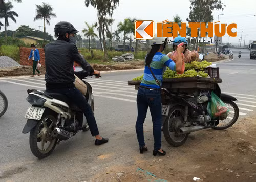 Nho xanh giá rẻ được bán tại nhiều đường phố Hà Nội.
