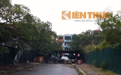 Thậm chí một quán rửa xe còn ngang nhiên làm rào chắn ngay giữa đường, làm ảnh hưởng đến việc đi lại của người dân.
