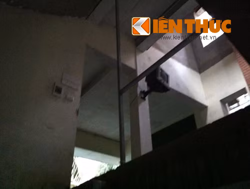 Tuy nhiên, các căn phòng trong nhà cũng chỉ được trang bị rất thô sơ.