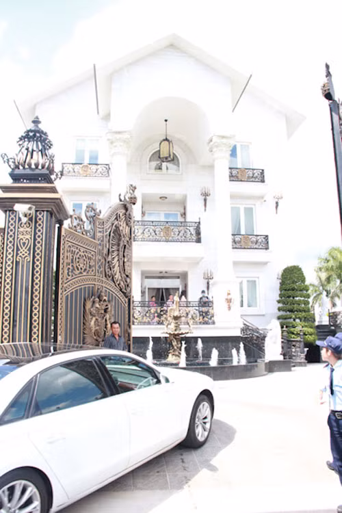 Người đẹp Tăng Thanh Hà đang sống cùng chồng đại gia trong ngôi biệt thự trắng đẹp như mộng tại quận 2, TP HCM. Ngôi nhà có diện tích gần 500m2 và được thiết kế theo lối cổ điển và sang trọng.