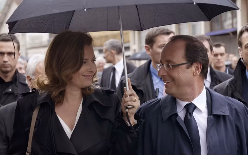 Tháng 6/2012: Ông Hollande và phu nhân tham dự một buổi diễu hành tưởng niệm các nạn nhân ở Tulle, miền tây nam nước Pháp.