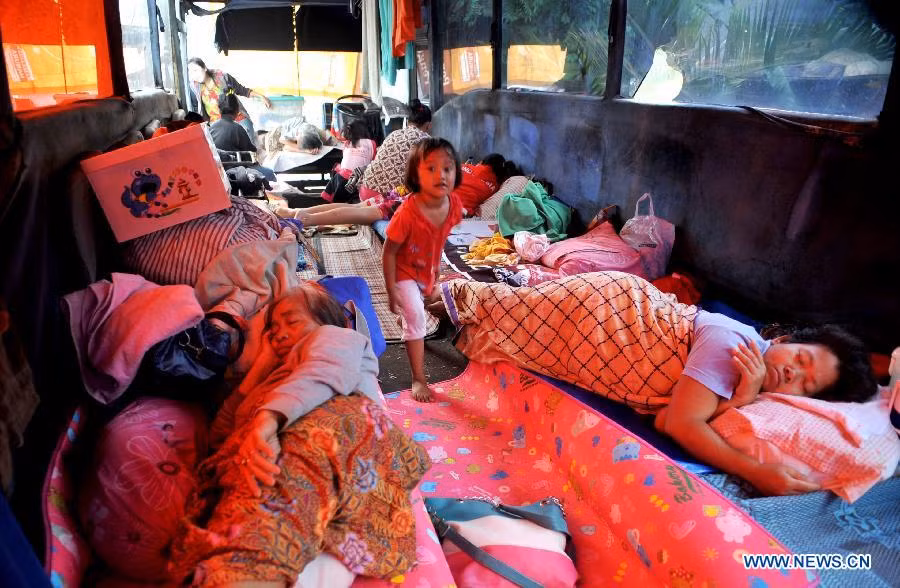 Cảnh ngủ vạ vật ở nơi trú ẩn tạm thời.