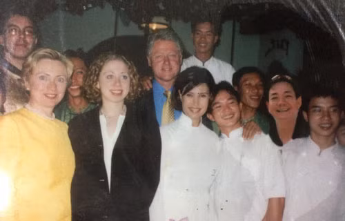 Năm 2000, nhân chuyến thăm Việt Nam, vợ chồng Tổng thống Mỹ Bill Clinton đã đến thăm và thích thú với kho cổ vật của ông Cường (ông Cường là người thứ 2 từ phải sang).