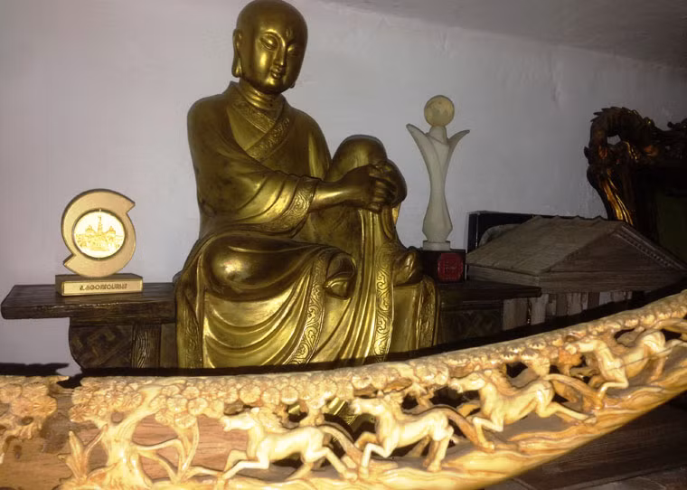 ...ngà voi khắc hình những chú ngựa...