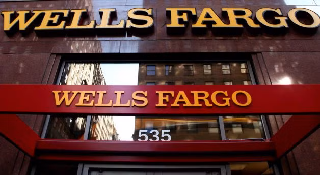 Trong năm 2009, Ngân hàng Wells Fargo đã đồng ý giải ngân 175 triệu USD để giải quyết vụ kiện trong đó các nhà môi giới của họ bị cáo buộc đã phân biệt đối xử đối với người vay da đen và gốc Tây Ban Nha trong kỳ bùng nổ thịt rường nhà ở.