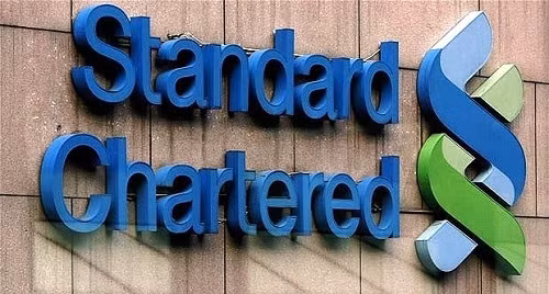 Theo cơ quan quản lý Dịch vụ Tài chính của New York, Ngân hàng Standard Chartered Anh đã thực hiện các giao dịch bất hợp pháp với Iran, Sudan, Libya, và Miến Điện, ít nhất là trong vòng 10 năm (2001 - 2010) với số tiền lên tới 250 tỉ USD.