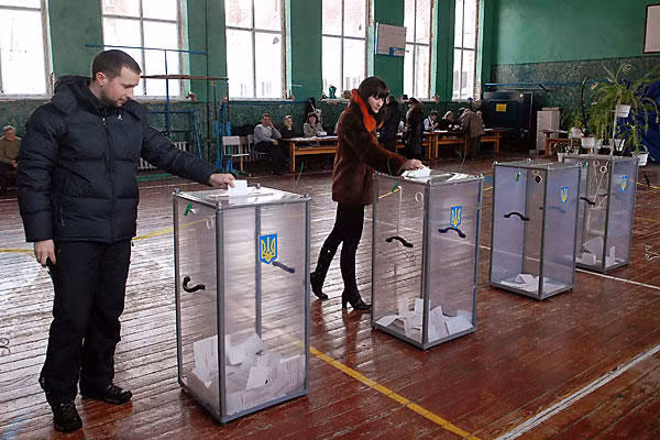 Người dân Ukraine đi bỏ phiếu trong cuộc bầu cử tổng thống hồi năm 2010. (Ảnh minh họa)