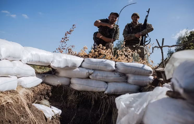 Lính Ukraine canh gác một công sự ở Lugansk.