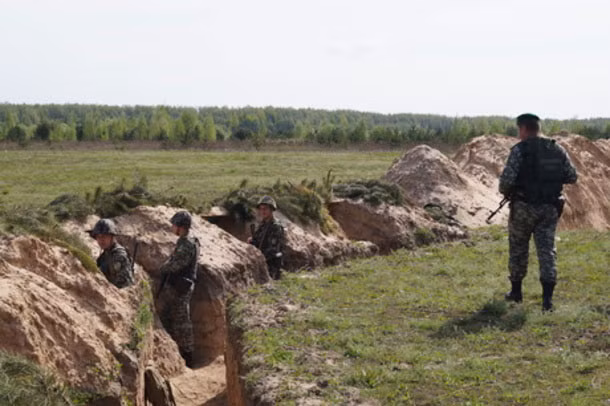 Lính Ukraine đứng canh gác ở một công sự gần biên giới với Nga. (Ảnh minh họa)