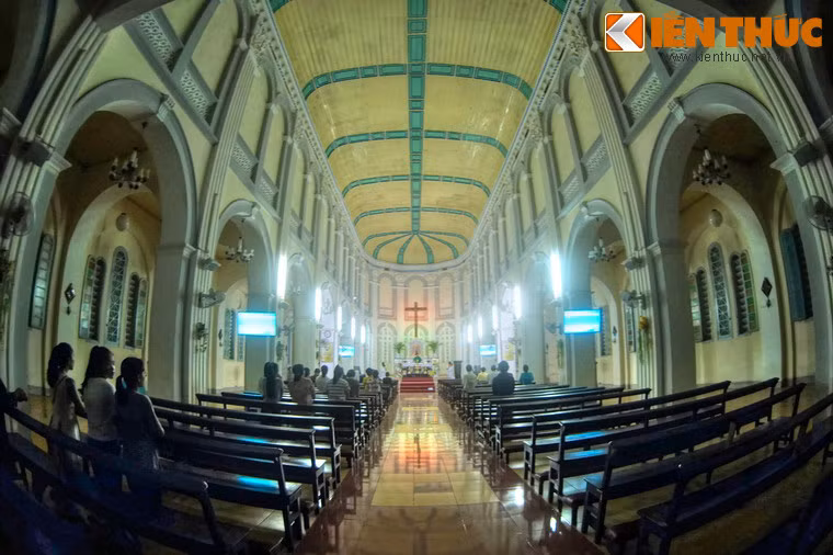 Không gian bên trong thánh đường của nhà thờ Giáo xứ Francis Xavier