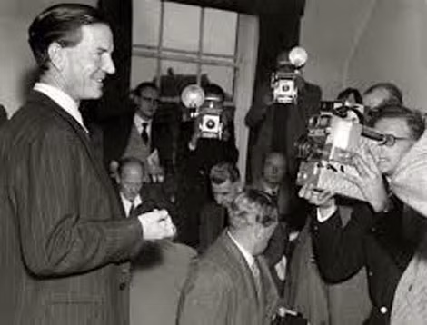 Kim Philby tươi cười xuất hiện trong buổi họp báo quốc tế công khai vai trò là điệp viên Liên Xô.