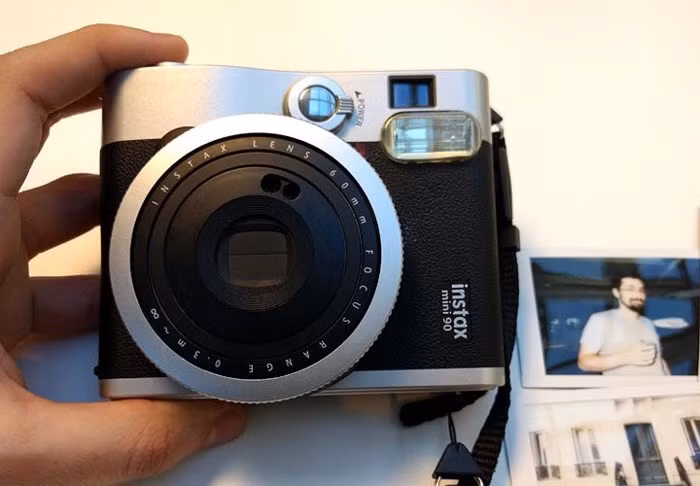 Fujifilm Instax Mini 90 Neo Classic là máy ảnh in nhanh nhất trên thị trường hiện nay. Dễ sử dụng và hoạt động rất hiệu quả, vì vậy bạn sẽ không bao giờ bỏ lỡ bức ảnh đẹp nào hoặc cảnh đẹp nào. 8 máy ảnh có thể ghi lại khoảnh khắc tuyệt vời đêm Giáng sinh - Ảnh 4