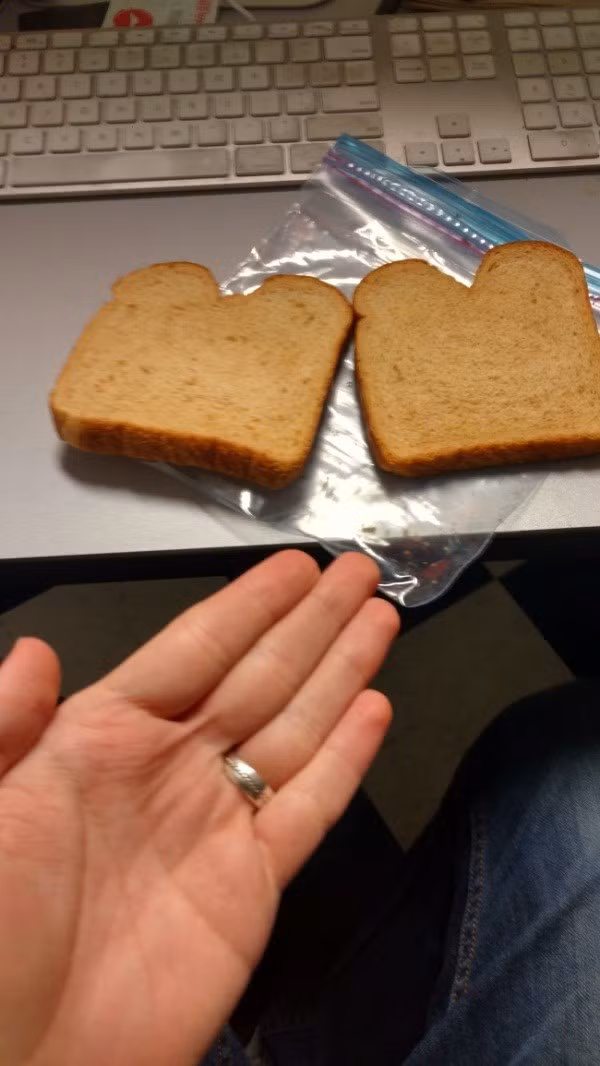 Đâu đó vẫn có hình bóng đứa trẻ trong chiếc sanwich mà cô ấy làm cho chồng.