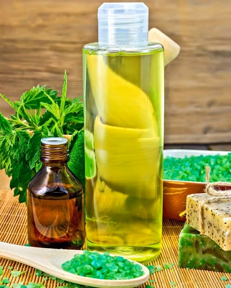 Bạn có thể tự chế ra dầu gội thiên nhiên để dùng, sẽ rất tốt cho mái tóc.