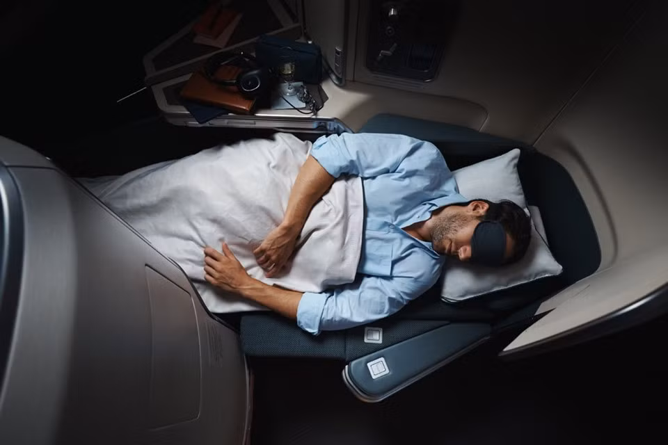 8. Cathay Pacific Cathay Pacific có hạng thương gia trên cả chuyến bay chặng ngắn và chặng dài. Trên chuyến bay chặng dài, cabin hạng thương gia của hãng hàng không Hong Kong trang bị ghế ngồi có thể trải thành giường, bộ dụng cụ vệ sinh xa xỉ và hệ thống giải trí hiện đại, đẳng cấp. Trai nghiem xa xi tren 10 khoang thuong gia hang dau the gioi hinh anh 8