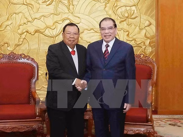 Tổng Bí thư, Chủ tịch nước Lào Bounnhang Vorachith tới thăm nguyên Tổng Bí thư Ban Chấp hành Trung ương Đảng Cộng sản Việt Nam Nông Đức Mạnh. (Ảnh: TTXVN).
