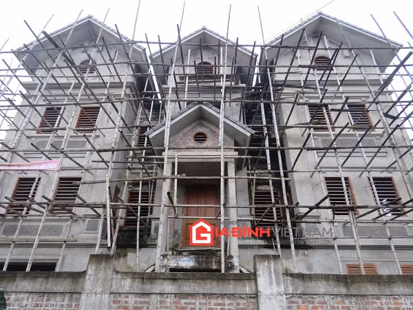 Cận cảnh mặt tiền căn nhà "khủng" được xây dựng tại khu vực trung tâm thành phố Vinh. Cận cảnh mặt tiền căn nhà "khủng" được xây dựng tại khu vực trung tâm thành phố Vinh.