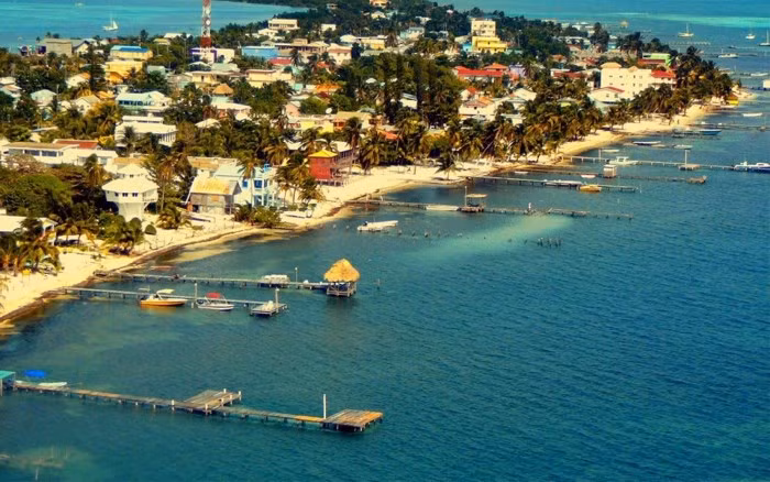 Honduras là một trong những điểm du lịch phát triển nhanh nhất thế giới vào thời điểm này. Bạn có thể bay đến đây với một ba lô và mua mọi thứ bạn cần để sống thoải mái với ngân sách tương đối thấp. Ẩm thực địa phương ngon tuyệt vời, chỉ 3 USD cho mỗi bữa ăn.