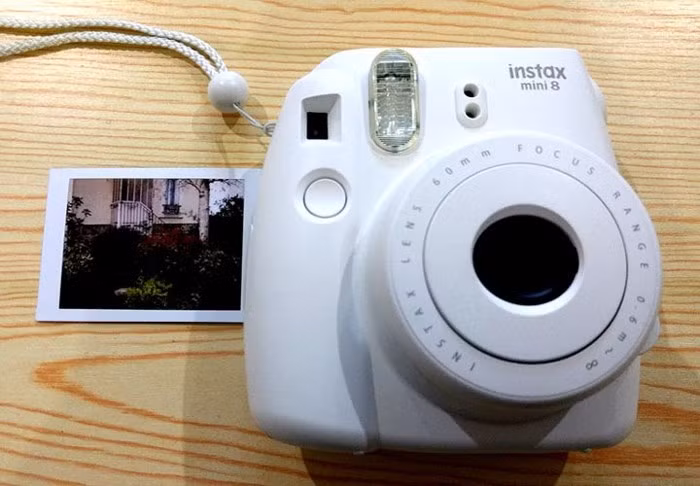 Rất dễ sử dụng, rất hiệu quả, Fujifilm Instax Mini 8 là máy ảnh in nhanh đạt tỉ lệ chất lượng/giá tốt nhất trên thị trường hiện nay. 8 máy ảnh có thể ghi lại khoảnh khắc tuyệt vời đêm Giáng sinh - Ảnh 6